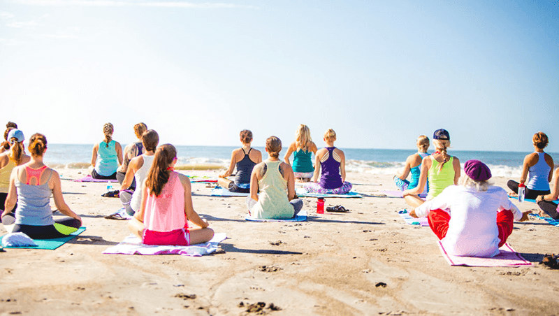 Beach Party Acadien Yoga sur Plage avec DJ Marycee et Elise DeGrâce